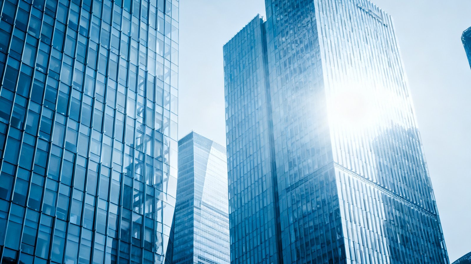 球视界体育科技公司位于上海浦东的总部办公楼外景，现代化玻璃幕墙建筑在阳光下熠熠生辉